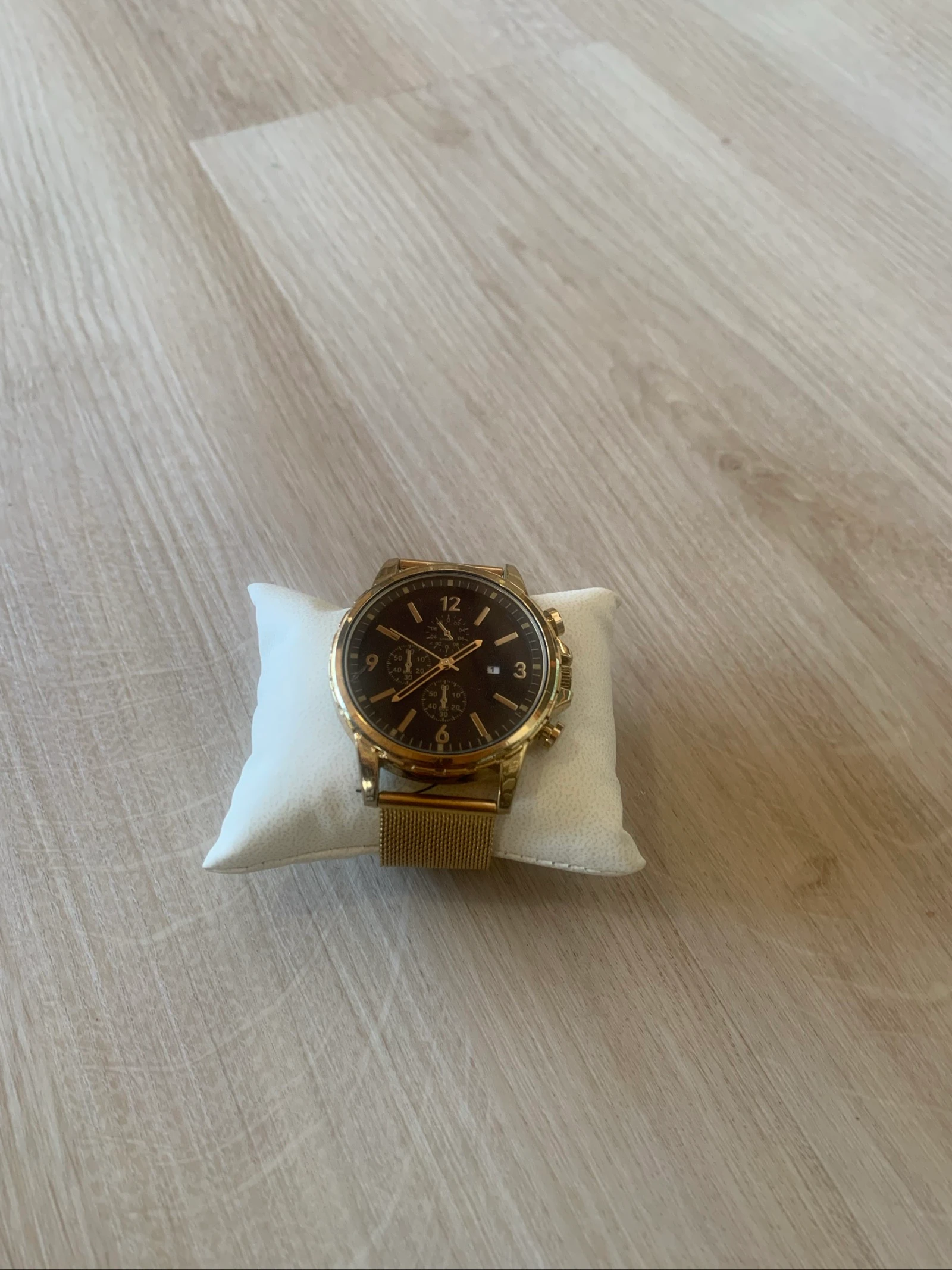 Reloj de hombre dorado con cronógrafo y correa de malla